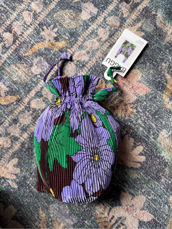 BAGGU Handbags - BAGGU Pleated Purple Floral Bag with Green Leaves NWT in Maroon Poppy